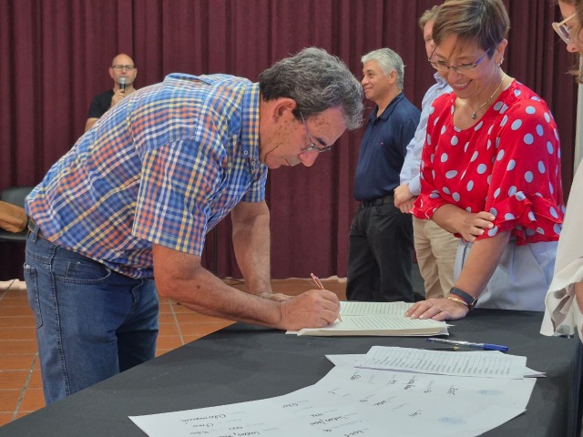 Se realiz� el acto de firma de 63 escrituras sociales